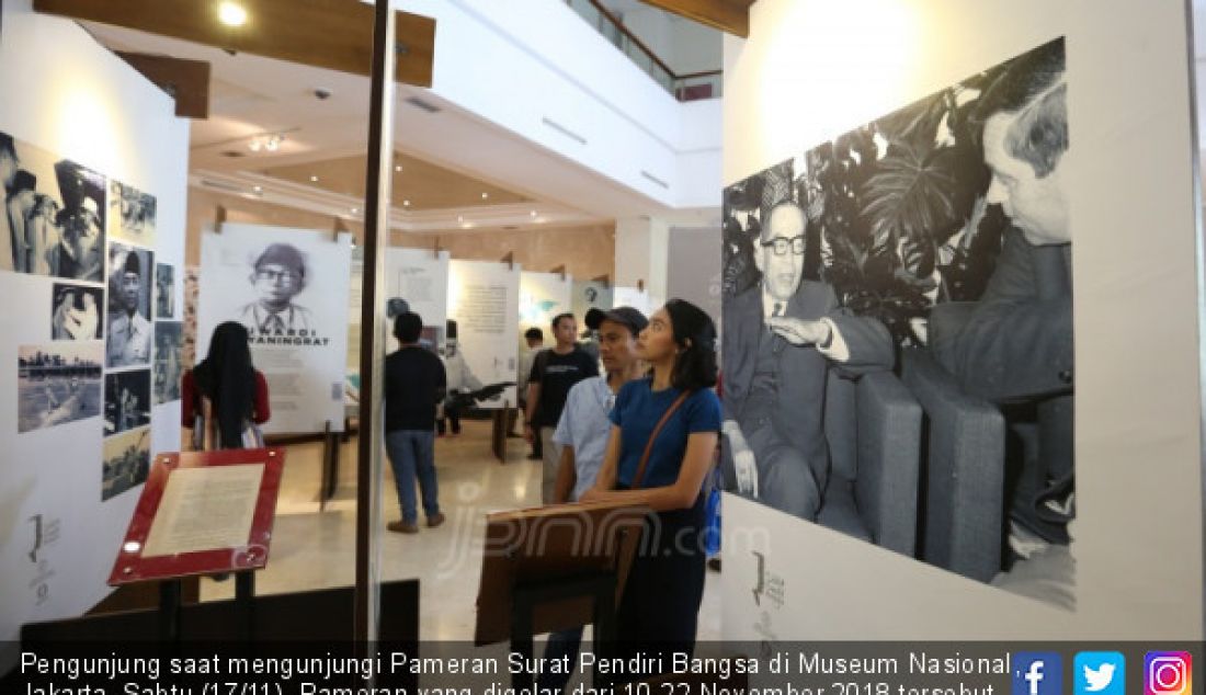 Pengunjung saat mengunjungi Pameran Surat Pendiri Bangsa di Museum Nasional, Jakarta, Sabtu (17/11). Pameran yang digelar dari 10-22 November 2018 tersebut menampilkan surat-surat karya delapan tokoh pendiri bangsa. - JPNN.com