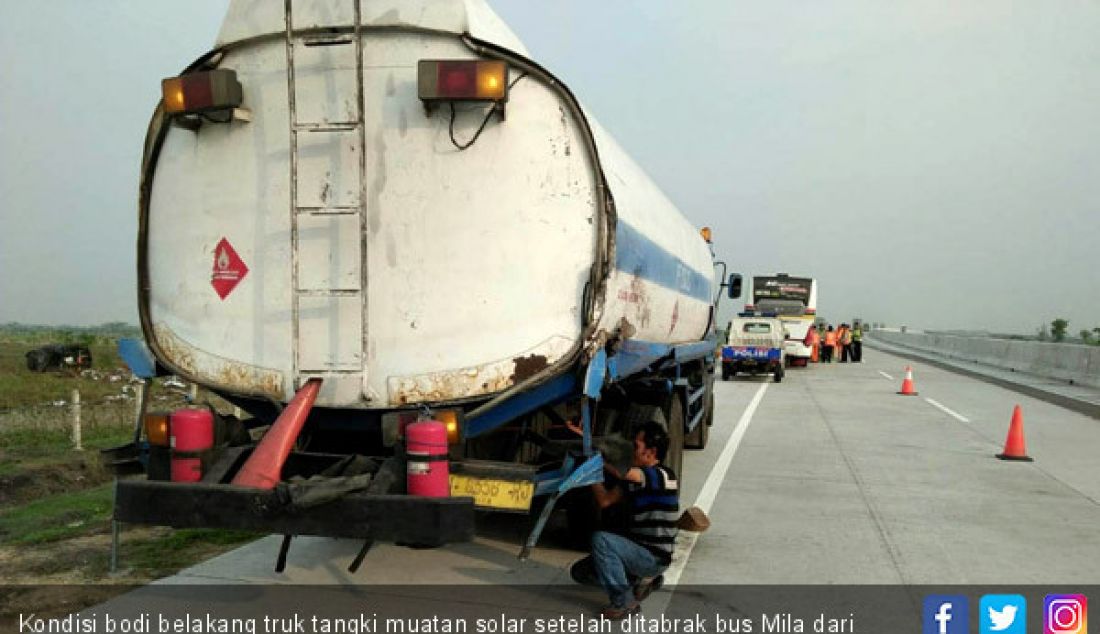 Kondisi bodi belakang truk tangki muatan solar setelah ditabrak bus Mila dari arah belakang di ruas tol Ngawi, Wilangan, Minggu (18/11). - JPNN.com