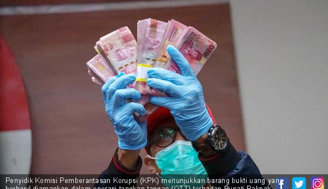 Penyidik Komisi Pemberantasan Korupsi (KPK) menunjukkan barang bukti uang yang berhasil diamankan dalam operasi tangkap tangan (OTT) terhadap Bupati Pakpak Bharat, saat konferensi pers, Jakarta, Minggu (18/11). - JPNN.com