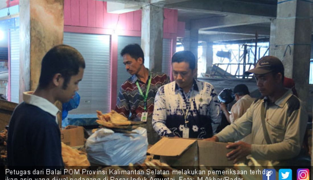 Petugas dari Balai POM Provinsi Kalimantan Selatan melakukan pemeriksaan terhdap ikan asin yang dijual pedagang di Pasar Induk Amuntai. - JPNN.com