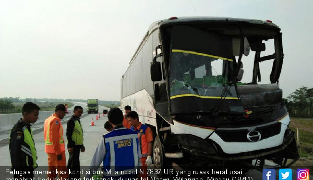 Petugas memeriksa kondisi bus Mila nopol N 7837 UR yang rusak berat usai menabrak bodi belakang truk tangki di ruas tol Ngawi, Wilangan, Minggu (18/11). - JPNN.com