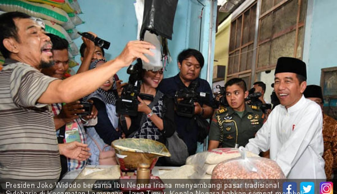 Presiden Joko Widodo bersama Ibu Negara Iriana menyambangi pasar tradisional Sidoharjo di Kecamatan Lamongan, Jawa Timur. Kepala Negara bahkan sempat membeli sejumlah bahan pangan sekaligus memantau harga di pasaran - JPNN.com