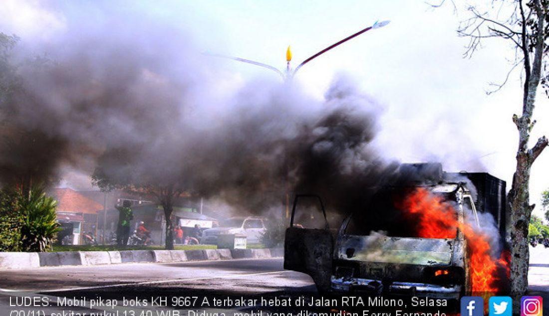 LUDES: Mobil pikap boks KH 9667 A terbakar hebat di Jalan RTA Milono, Selasa (20/11) sekitar pukul 13.40 WIB. Diduga, mobil yang dikemudian Ferry Fernando tersebut mengalami korsleting listrik. - JPNN.com