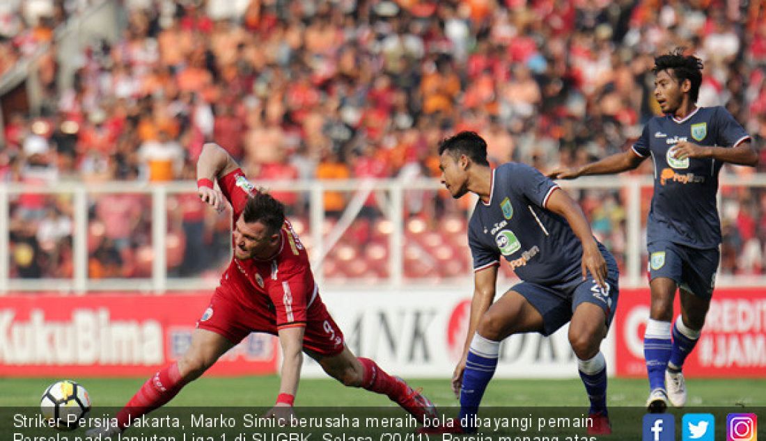 Striker Persija Jakarta, Marko Simic berusaha meraih bola dibayangi pemain Persela pada lanjutan Liga 1 di SUGBK, Selasa (20/11). Persija menang atas Persela dengan skor 3-0. - JPNN.com