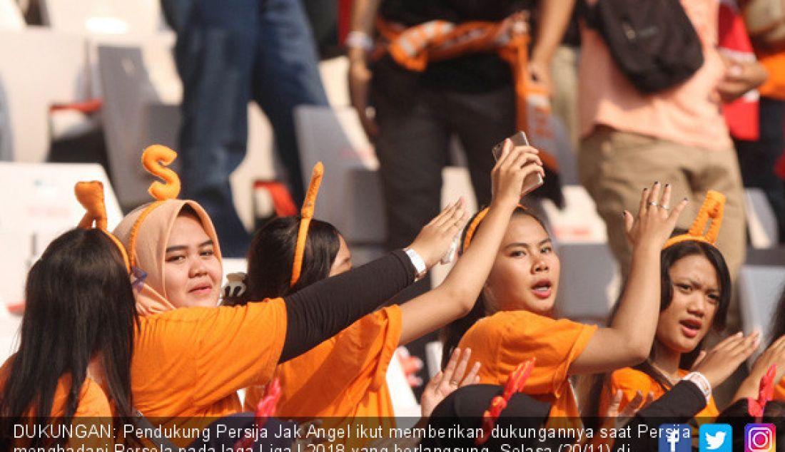 DUKUNGAN: Pendukung Persija Jak Angel ikut memberikan dukungannya saat Persija menghadapi Persela pada laga Liga I 2018 yang berlangsung, Selasa (20/11) di Stadion Utama Gelora Bung Karno Jakarta. - JPNN.com