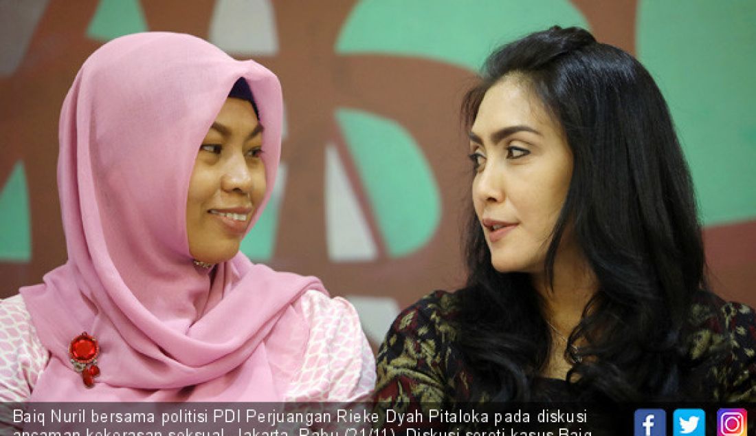 Baiq Nuril bersama politisi PDI Perjuangan Rieke Dyah Pitaloka pada diskusi ancaman kekerasan seksual, Jakarta, Rabu (21/11). Diskusi soroti kasus Baiq Nuril. - JPNN.com