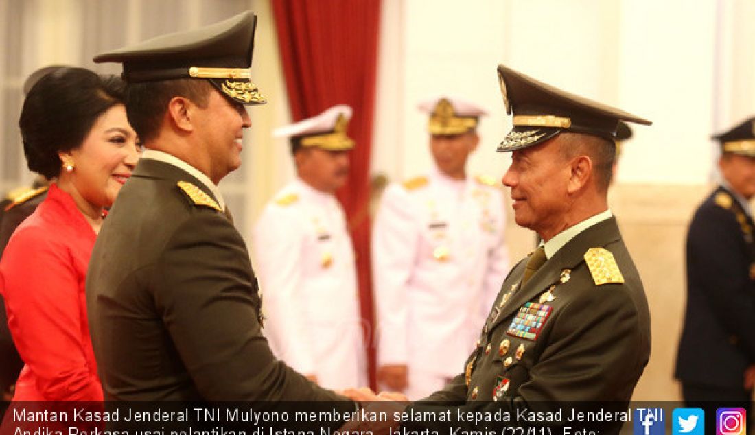 Mantan Kasad Jenderal TNI Mulyono memberikan selamat kepada Kasad Jenderal TNI Andika Perkasa usai pelantikan di Istana Negara, Jakarta, Kamis (22/11). - JPNN.com