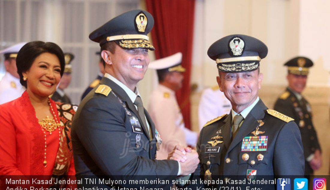 Mantan Kasad Jenderal TNI Mulyono memberikan selamat kepada Kasad Jenderal TNI Andika Perkasa usai pelantikan di Istana Negara, Jakarta, Kamis (22/11). - JPNN.com