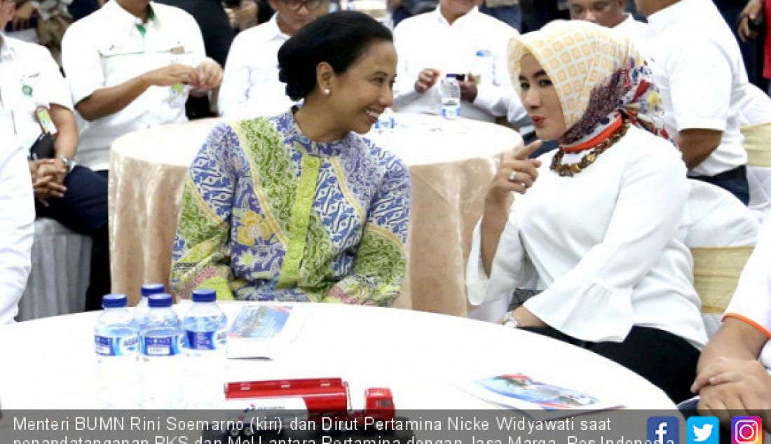 Menteri BUMN Rini Soemarno (kiri) dan Dirut Pertamina Nicke Widyawati saat penandatanganan PKS dan MoU antara Pertamina dengan Jasa Marga, Pos Indonesia dan KAI, Jakarta, Senin (26/11). - JPNN.com