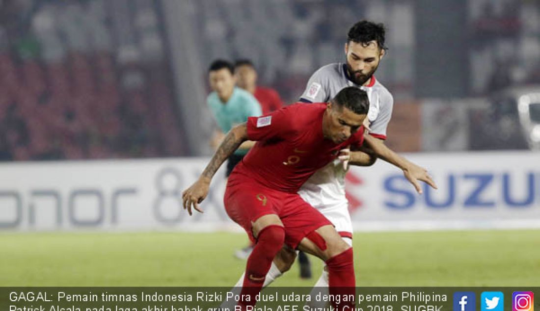 GAGAL: Pemain timnas Indonesia Rizki Pora duel udara dengan pemain Philipina Patrick Alcala pada laga akhir babak grup B Piala AFF Suzuki Cup 2018, SUGBK, Minggu (25/11). Pertandingan berakhir dengan skor 0-0. - JPNN.com