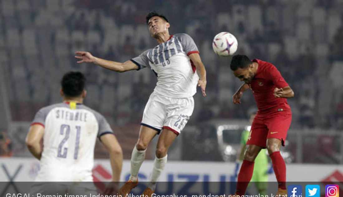  GAGAL: Pemain timnas Indonesia Alberto Goncalves mendapat pengawalan ketat dari pemain belakang Philipina Manuel Ott pada laga akhir babak grup B Piala AFF Suzuki Cup 2018, SUGBK, Minggu (25/11). - JPNN.com