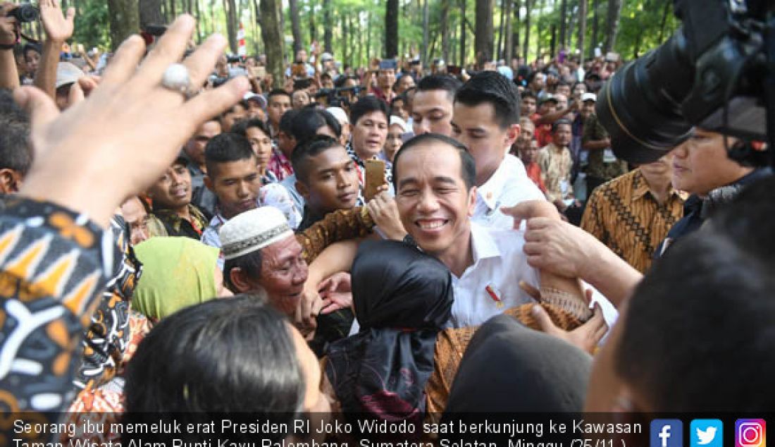 Seorang ibu memeluk erat Presiden RI Joko Widodo saat berkunjung ke Kawasan Taman Wisata Alam Punti Kayu Palembang, Sumatera Selatan, Minggu (25/11 ), sebelum pemberian sertifikat tahan dan penyerahan CSR dari bank BUMN. - JPNN.com