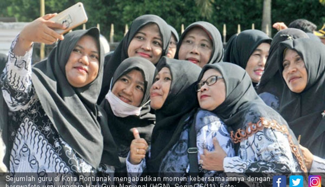 Sejumlah guru di Kota Pontianak mengabadikan momen kebersamaannya dengan berswafoto usai upacara Hari Guru Nasional (HGN), Senin(26/11). - JPNN.com