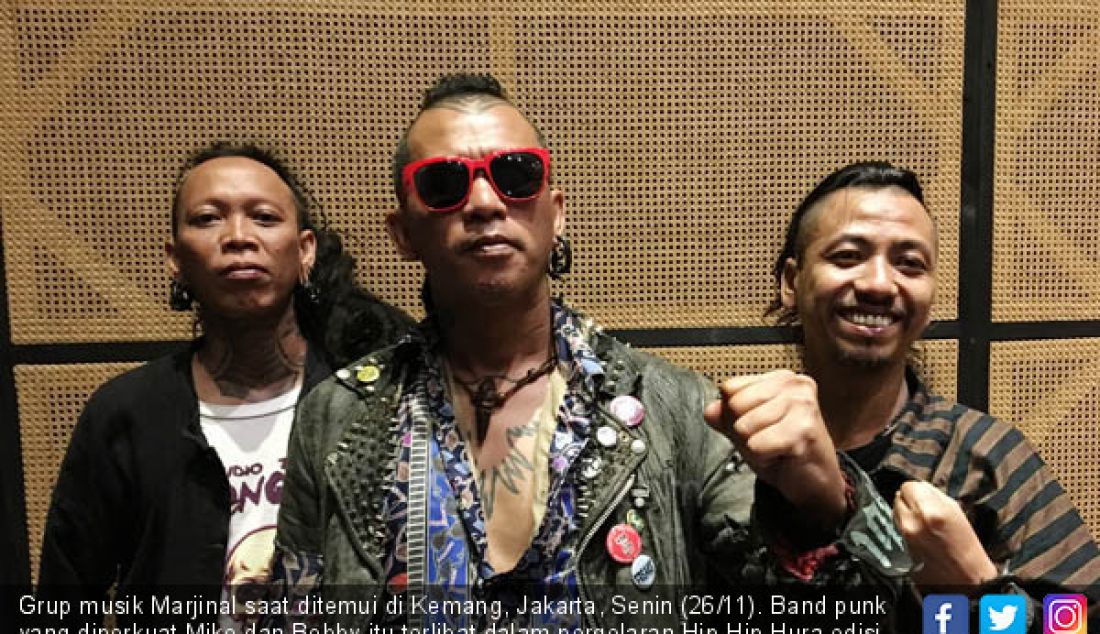 Grup musik Marjinal saat ditemui di Kemang, Jakarta, Senin (26/11). Band punk yang diperkuat Mike dan Bobby itu terlibat dalam pergelaran Hip-Hip Hura edisi spesial Chrisye. - JPNN.com