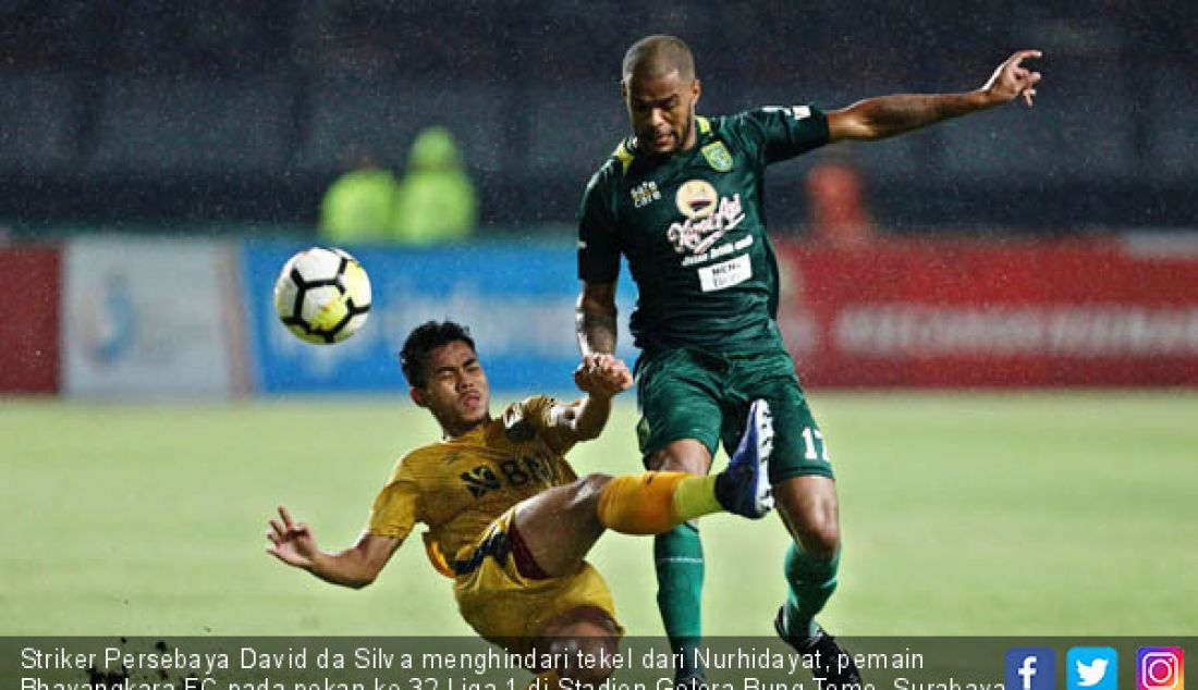 Striker Persebaya David da Silva menghindari tekel dari Nurhidayat, pemain Bhayangkara FC pada pekan ke-32 Liga 1 di Stadion Gelora Bung Tomo, Surabaya, Senin (26/11). - JPNN.com