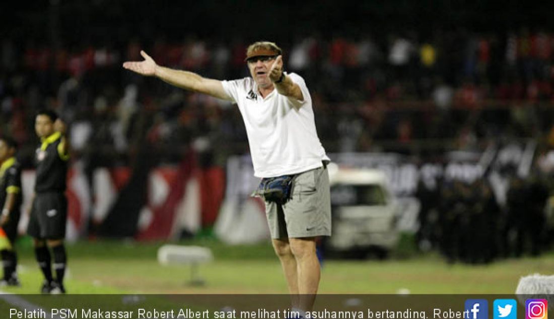 Pelatih PSM Makassar Robert Albert saat melihat tim asuhannya bertanding. Robert ingin PSM juara musim ini. - JPNN.com