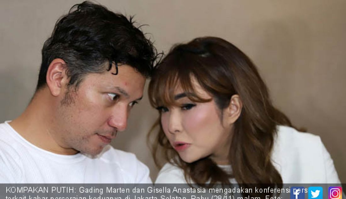 KOMPAKAN PUTIH: Gading Marten dan Gisella Anastasia mengadakan konferensi pers terkait kabar perceraian keduanya di Jakarta Selatan, Rabu (28/11) malam. - JPNN.com