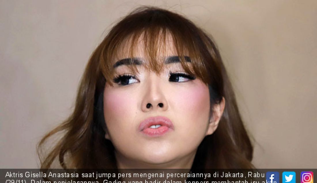 Aktris Gisella Anastasia saat jumpa pers mengenai perceraiannya di Jakarta, Rabu (29/11). Dalam penjelasannya, Gading yang hadir dalam konpers membantah isu akan adanya orang ketiga. - JPNN.com