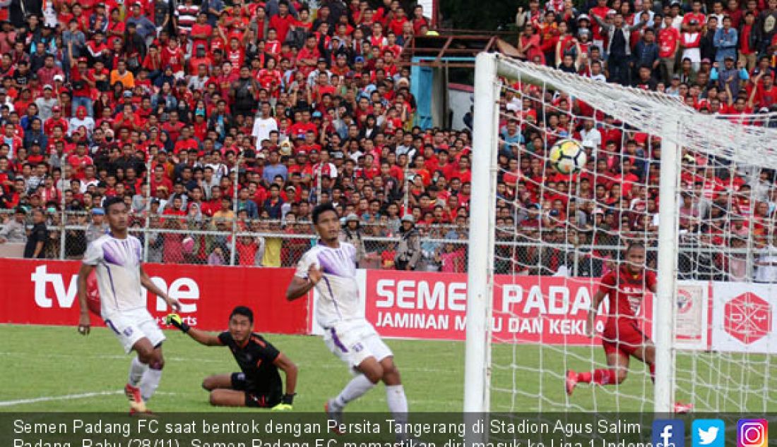 Semen Padang FC saat bentrok dengan Persita Tangerang di Stadion Agus Salim Padang, Rabu (28/11). Semen Padang FC memastikan diri masuk ke Liga 1 Indonesia setelah menaklukkan Persita Tangerang 3-1. - JPNN.com