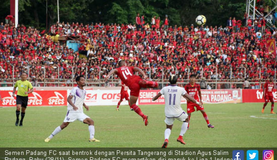 Semen Padang FC saat bentrok dengan Persita Tangerang di Stadion Agus Salim Padang, Rabu (28/11). Semen Padang FC memastikan diri masuk ke Liga 1 Indonesia setelah menaklukkan Persita Tangerang 3-1. - JPNN.com