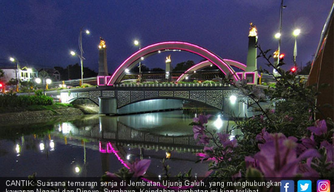 CANTIK: Suasana temaram senja di Jembatan Ujung Galuh, yang menghubungkan kawasan Ngagel dan Dinoyo, Surabaya. Keindahan jembatan ini kian terlihat seiring mekarnya bunga-bunga dengan warna senada di kawasan tersebut. - JPNN.com