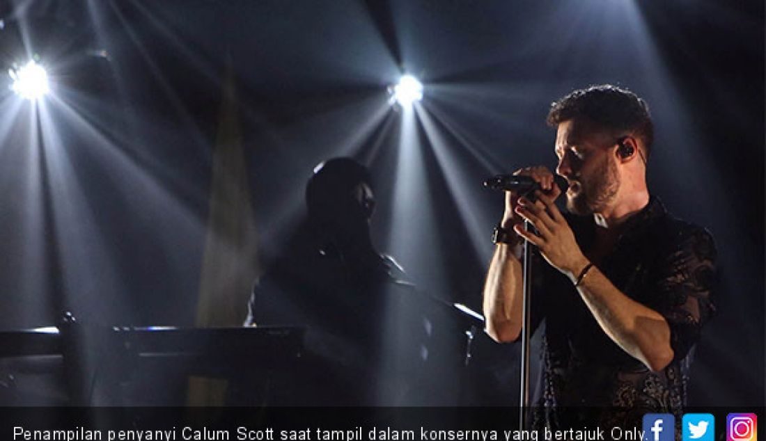 Penampilan penyanyi Calum Scott saat tampil dalam konsernya yang bertajuk Only. - JPNN.com