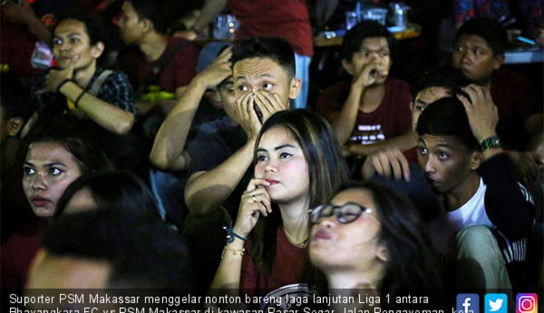 Suporter PSM Makassar menggelar nonton bareng laga lanjutan Liga 1 antara Bhayangkara FC vs PSM Makassar di kawasan Pasar Segar, Jalan Pengayoman, kota Makassar, Senin (3/12). - JPNN.com