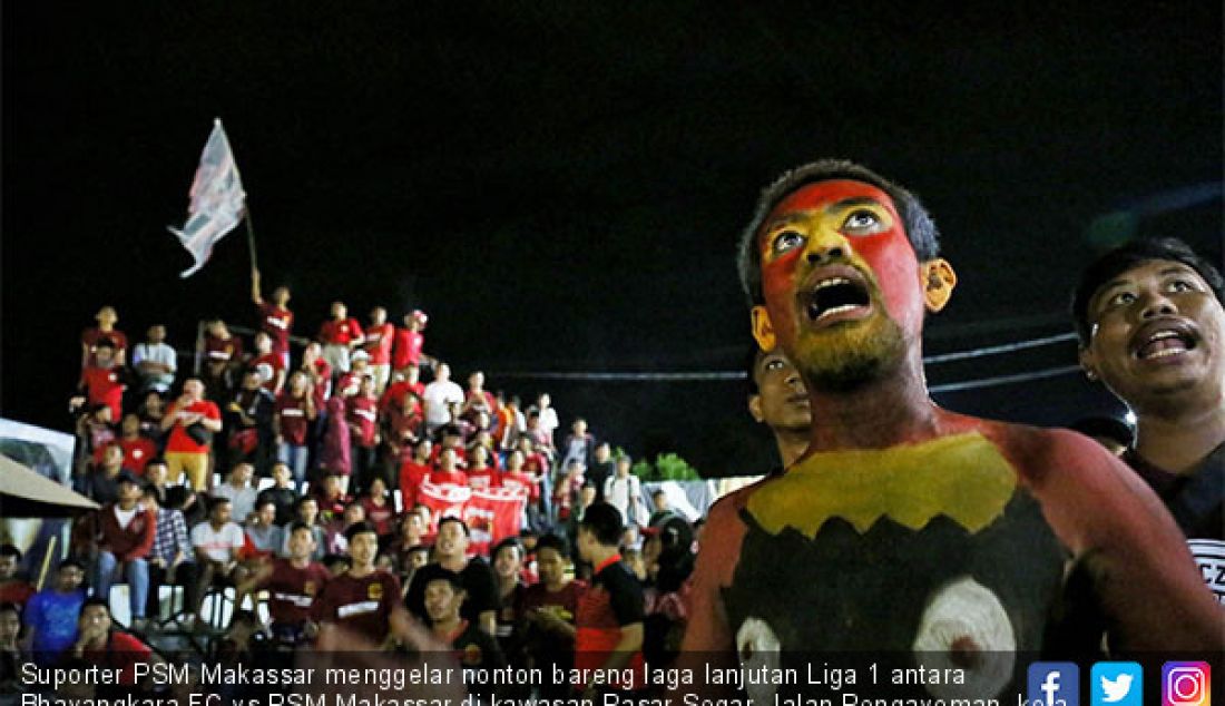 Suporter PSM Makassar menggelar nonton bareng laga lanjutan Liga 1 antara Bhayangkara FC vs PSM Makassar di kawasan Pasar Segar, Jalan Pengayoman, kota Makassar, Senin (3/12). - JPNN.com