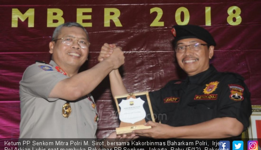 Ketum PP Senkom Mitra Polri M. Sirot, bersama Kakorbinmas Baharkam Polri, Irjen Pol Arkian Lubis saat membuka Rakernas PP Senkom, Jakarta, Rabu (5/12). Rakernas ini bertema 'Senkom Untuk NKRI : 14 Tahun Senkom Mitra Polri, Pemberdayaan, Partisipasi dan Penguatan Kapasitas. - JPNN.com