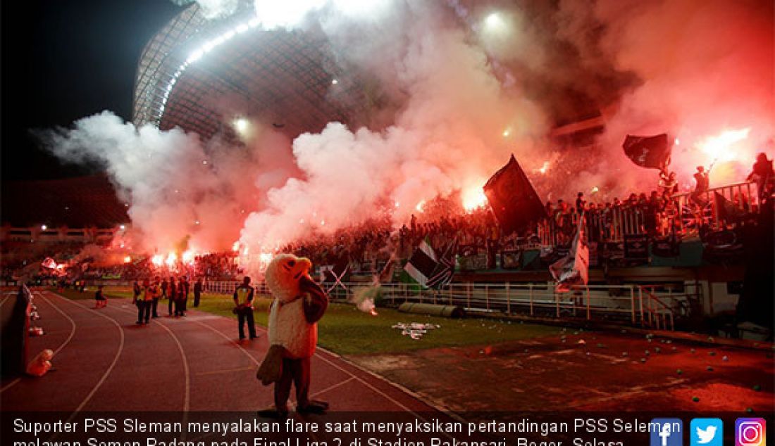 Suporter PSS Sleman menyalakan flare saat menyaksikan pertandingan PSS Seleman melawan Semen Padang pada Final Liga 2 di Stadion Pakansari, Bogor, Selasa (4/12). PSS Seleman menang 2-0 atas Semen Padang. - JPNN.com