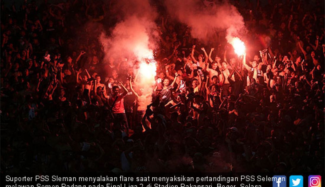 Suporter PSS Sleman menyalakan flare saat menyaksikan pertandingan PSS Seleman melawan Semen Padang pada Final Liga 2 di Stadion Pakansari, Bogor, Selasa (4/12). PSS Seleman menang 2-0 atas Semen Padang. - JPNN.com