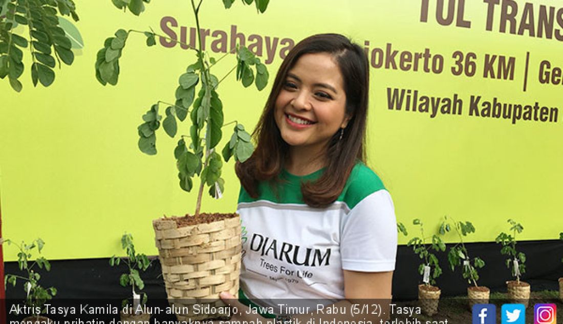 Aktris Tasya Kamila di Alun-alun Sidoarjo, Jawa Timur, Rabu (5/12). Tasya mengaku prihatin dengan banyaknya sampah plastik di Indonesia, terlebih saat tahu Indonesia menjadi penyumbang sampah plastik ke laut terbesar kedua. - JPNN.com