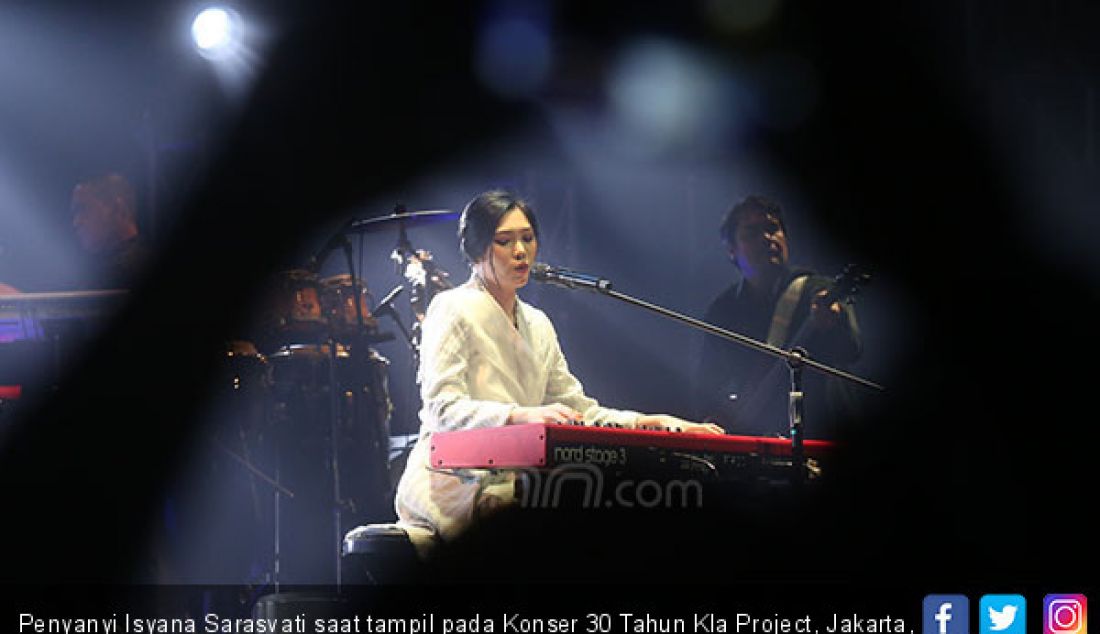 Penyanyi Isyana Sarasvati saat tampil pada Konser 30 Tahun Kla Project, Jakarta, Rabu (5/12). - JPNN.com