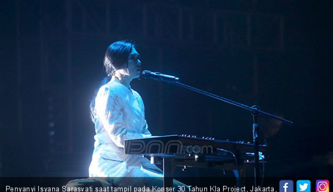 Penyanyi Isyana Sarasvati saat tampil pada Konser 30 Tahun Kla Project, Jakarta, Rabu (5/12). - JPNN.com