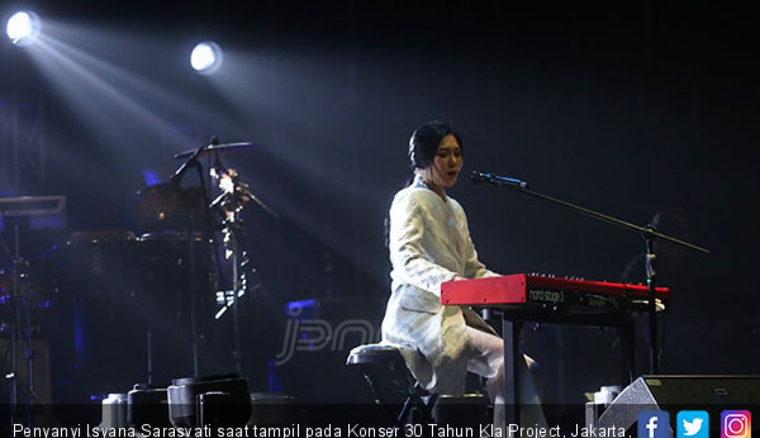 Penyanyi Isyana Sarasvati saat tampil pada Konser 30 Tahun Kla Project, Jakarta, Rabu (5/12). - JPNN.com