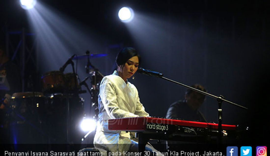 Penyanyi Isyana Sarasvati saat tampil pada Konser 30 Tahun Kla Project, Jakarta, Rabu (5/12). - JPNN.com