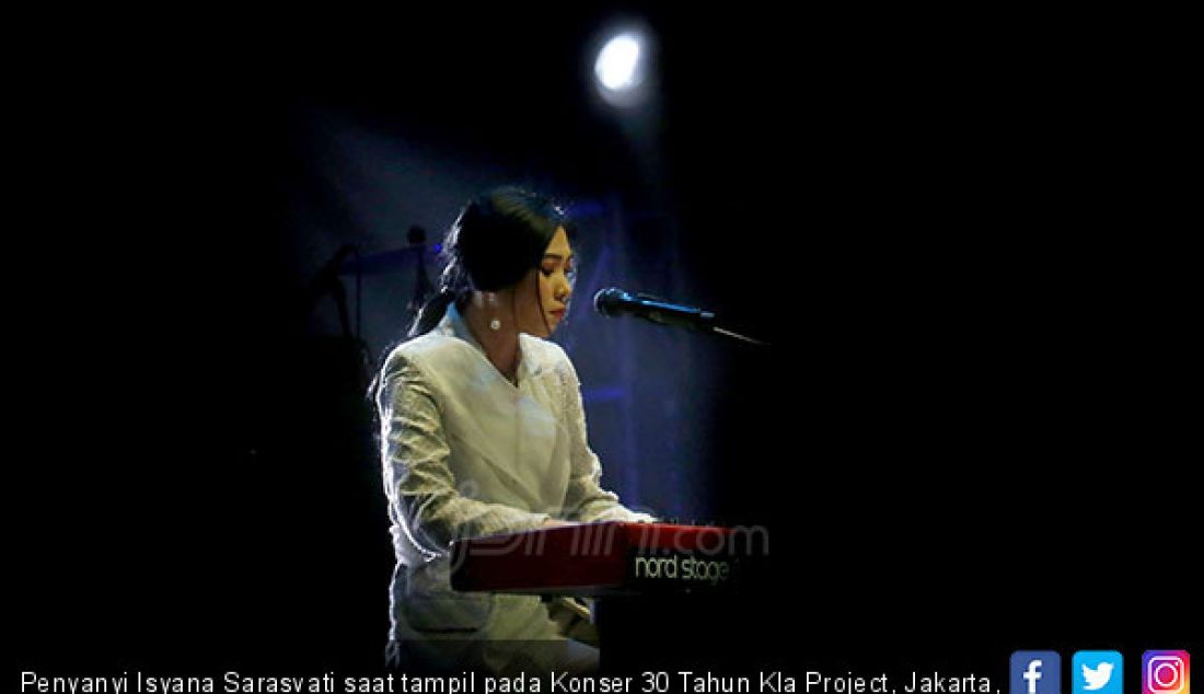 Penyanyi Isyana Sarasvati saat tampil pada Konser 30 Tahun Kla Project, Jakarta, Rabu (5/12). - JPNN.com