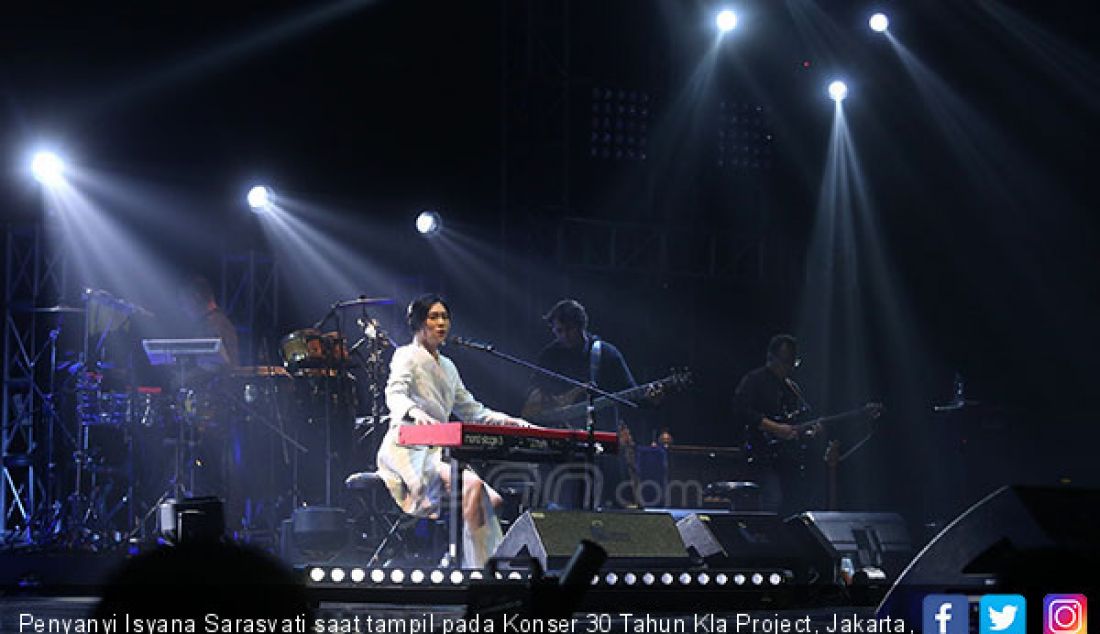 Penyanyi Isyana Sarasvati saat tampil pada Konser 30 Tahun Kla Project, Jakarta, Rabu (5/12). - JPNN.com