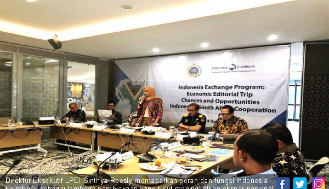Direktur Eksekutif LPEI Sinthya Roesly memaparkan peran dan fungsi Indonesia Eximbank sebagai lembaga pembiayaan yang turut meningkatkan ekspor nasional kepada para jurnalis dari Afrika Selatan. - JPNN.com