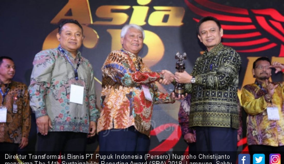 Direktur Transformasi Bisnis PT Pupuk Indonesia (Persero) Nugroho Christijanto menerima The 14th Sustainability Reporting Award (SRA) 2018, Lampung, Sabtu (8/12). - JPNN.com