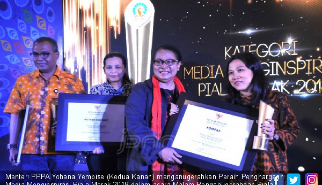 Menteri PPPA Yohana Yembise (Kedua Kanan) menganugerahkan Peraih Penghargaan Media Menginspirasi Piala Merak 2018 dalam acara Malam Penganugerahaan Piala Media Ramah Anak (Merak) 2018, Jakarta, Jumat (7/12). - JPNN.com