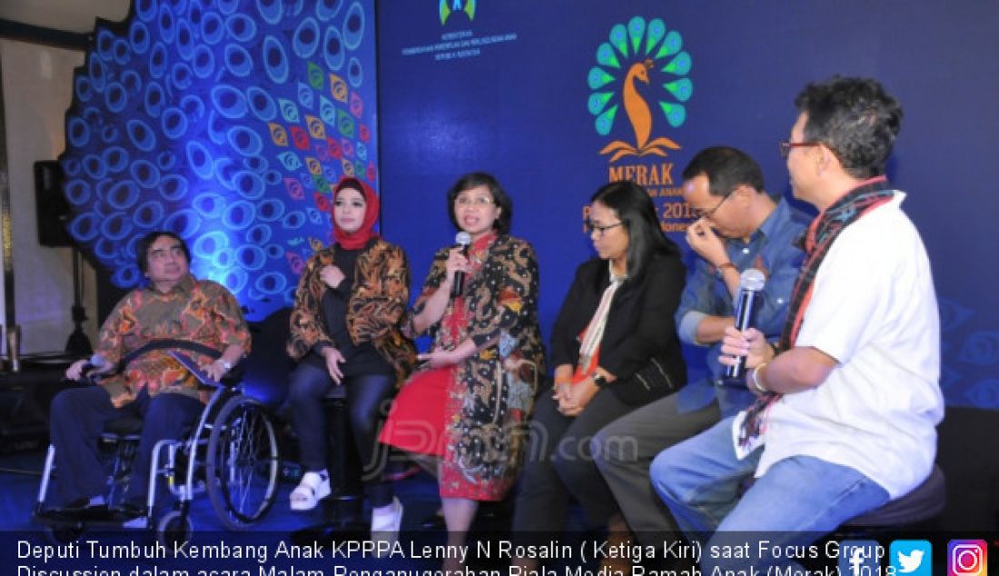 Deputi Tumbuh Kembang Anak KPPPA Lenny N Rosalin ( Ketiga Kiri) saat Focus Group Discussion dalam acara Malam Penganugerahan Piala Media Ramah Anak (Merak) 2018, Jakarta, Jumat (7/12). - JPNN.com