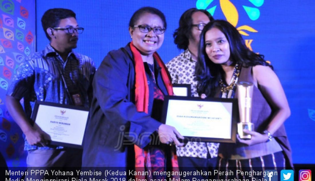 Menteri PPPA Yohana Yembise (Kedua Kanan) menganugerahkan Peraih Penghargaan Media Menginspirasi Piala Merak 2018 dalam acara Malam Penganugerahaan Piala Media Ramah Anak (Merak) 2018, Jakarta, Jumat (7/12). - JPNN.com