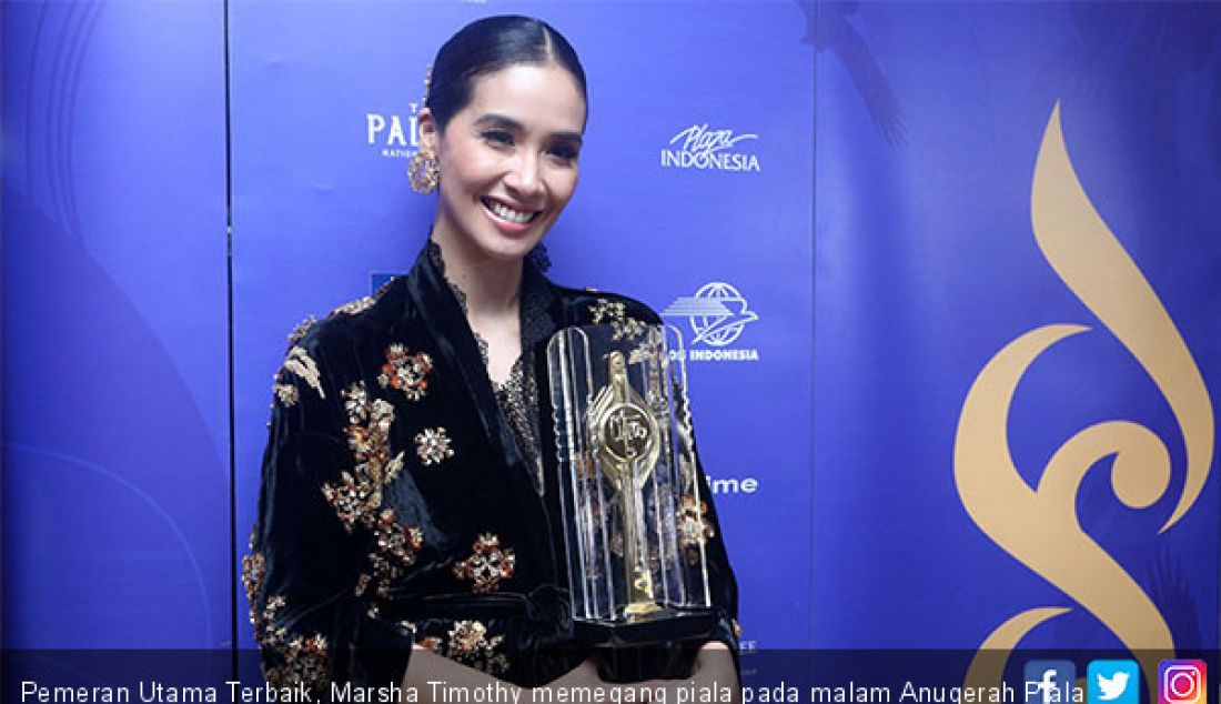 Pemeran Utama Terbaik, Marsha Timothy memegang piala pada malam Anugerah Piala Citra 2018, Jakarta, Minggu (9/12). - JPNN.com