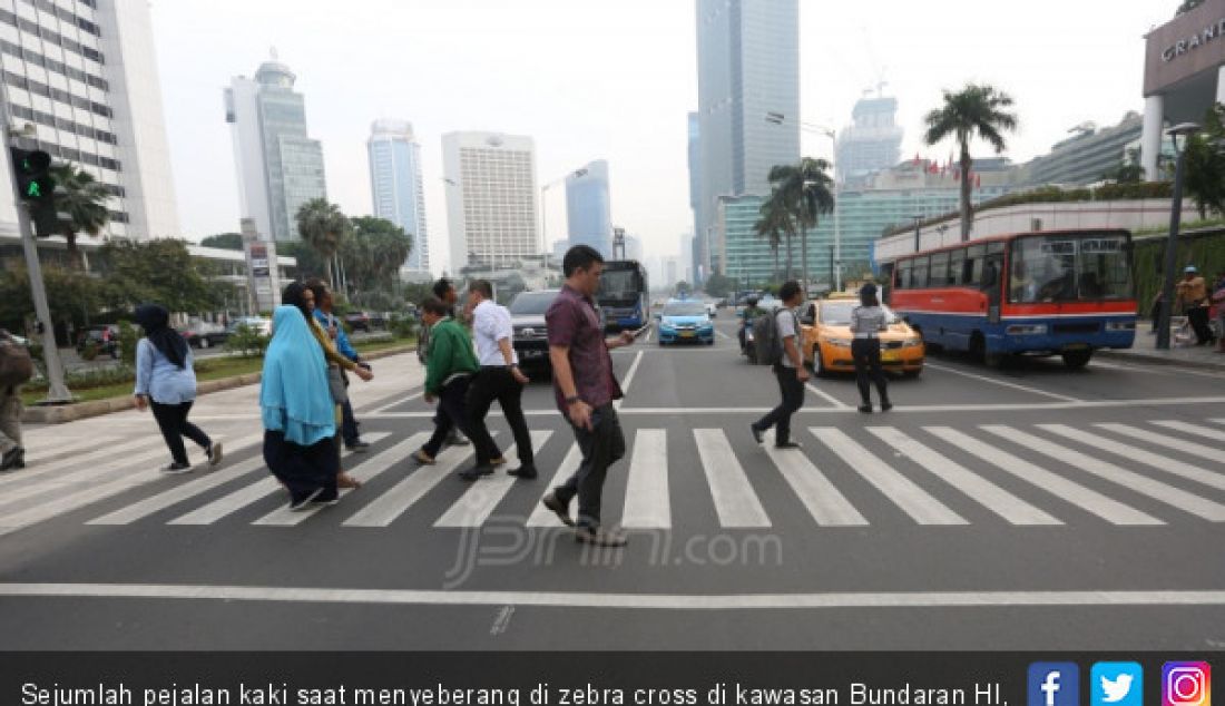 Sejumlah pejalan kaki saat menyeberang di zebra cross di kawasan Bundaran HI, Jakarta, Senin (10/12). - JPNN.com