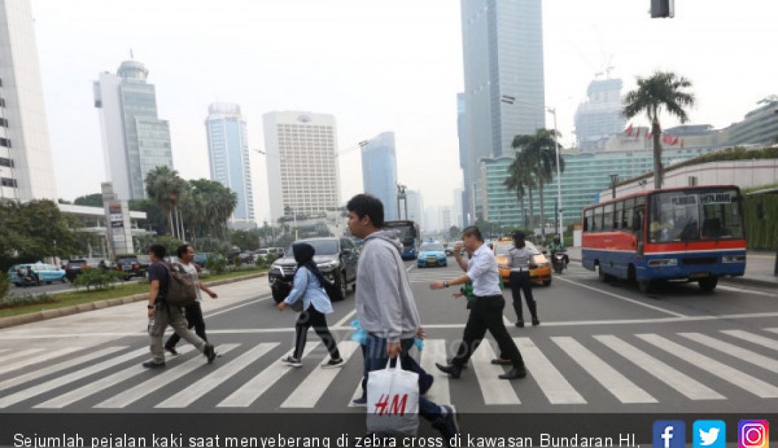 Sejumlah pejalan kaki saat menyeberang di zebra cross di kawasan Bundaran HI, Jakarta, Senin (10/12). - JPNN.com