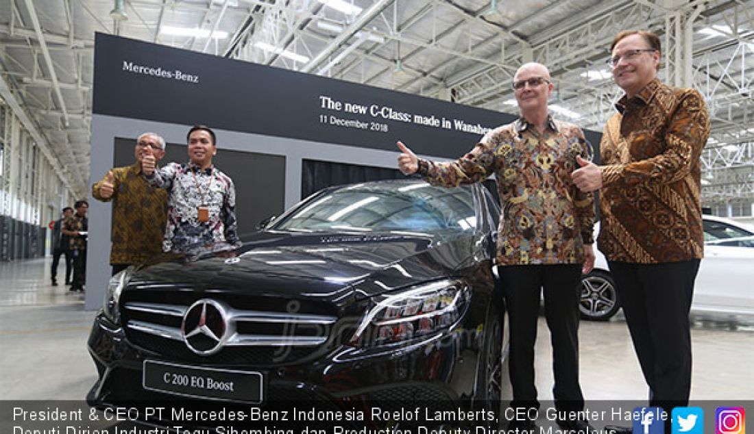 President & CEO PT Mercedes-Benz Indonesia Roelof Lamberts, CEO Guenter Haefele, Deputi Dirjen Industri Togu Sihombing dan Production Deputy Director Marceleus Ismunandar saat peluncuran Mercedes Benz The new C-Clas. - JPNN.com