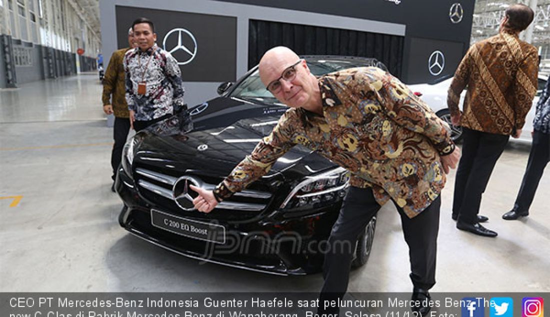 CEO PT Mercedes-Benz Indonesia Guenter Haefele saat peluncuran Mercedes Benz The new C-Clas di Pabrik Mercedes-Benz di Wanaherang, Bogor, Selasa (11/12). - JPNN.com