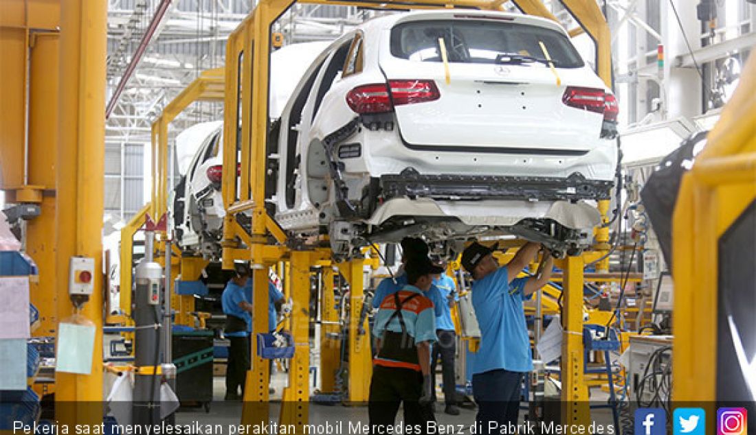 Pekerja saat menyelesaikan perakitan mobil Mercedes Benz di Pabrik Mercedes Benz, Wanaherang, Gunung Putri, Bogor, Selasa (11/12). - JPNN.com