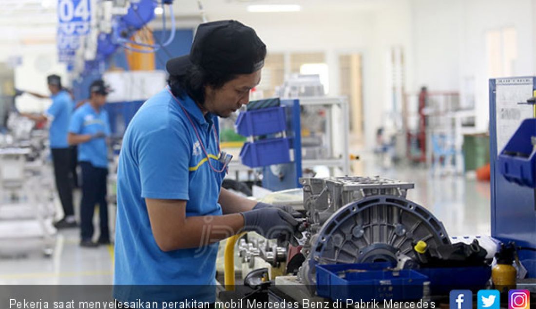 Pekerja saat menyelesaikan perakitan mobil Mercedes Benz di Pabrik Mercedes Benz, Wanaherang, Gunung Putri, Bogor, Selasa (11/12). - JPNN.com